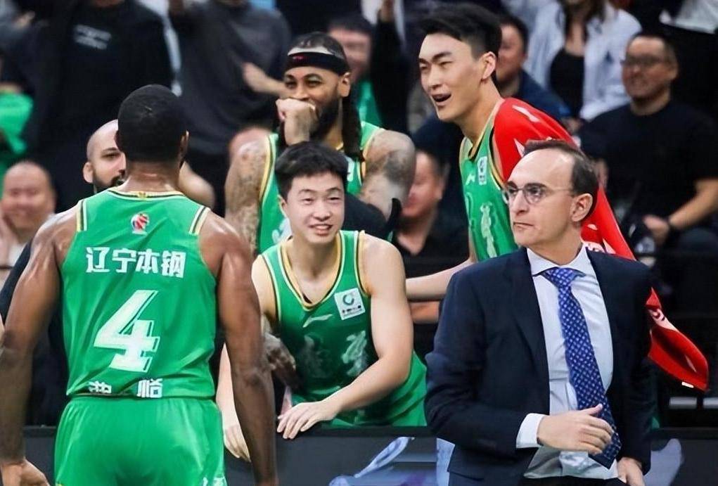 顶级篮球教练团队加盟新球队，备战全球赛事
