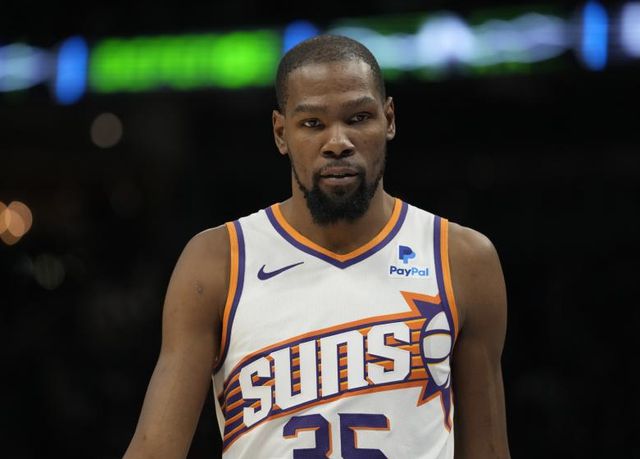 杜兰特惊艳全场，雄鹿助攻爆棚，引发争议逆转取胜！